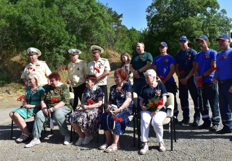 Сегодня, в преддверии Дня партизан и подпольщико, сотрудники Алуштинского аварийно-спасательного отряда "КРЫМ-СПАС" совместно с администрацией города Алушты и детьми партизанов возложили цветы к памятному знаку...