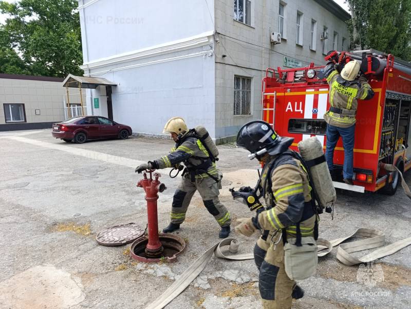 В Евпатории пожарные провели учения в родильном доме