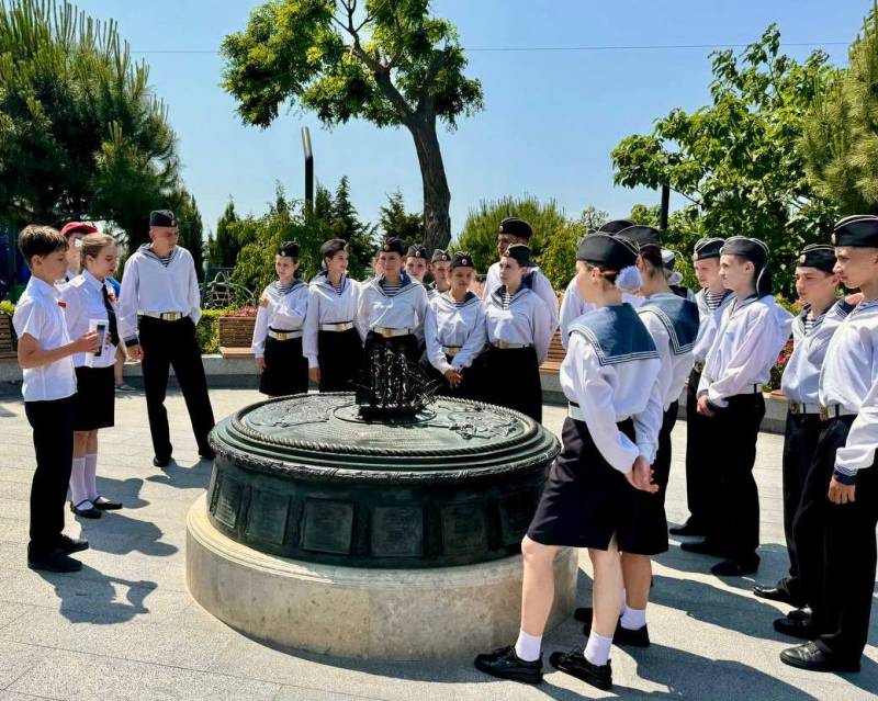 Увлекательная экскурсия. В Севастополе состоялась историко-патриотическая экскурсия по историческому центру города «Матросский бульвар в истории Севастополя» в формате «Дети-детям»