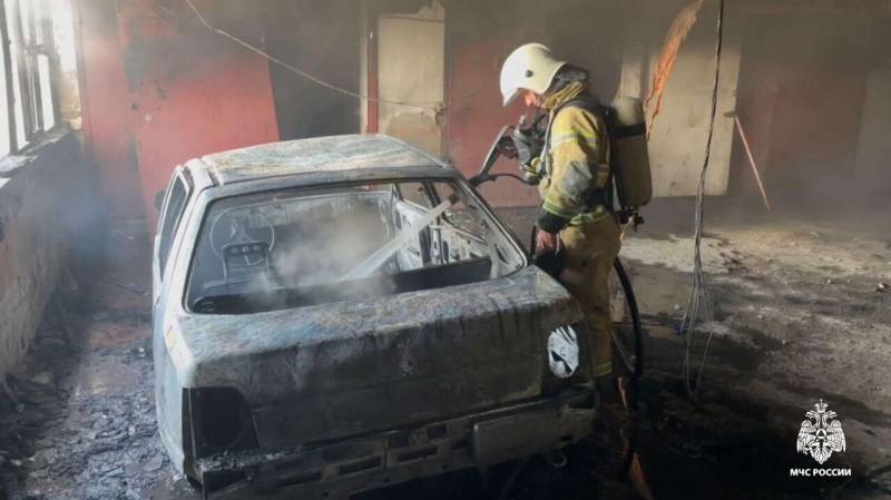 В Симферополе горел гаражно-строительный кооператив