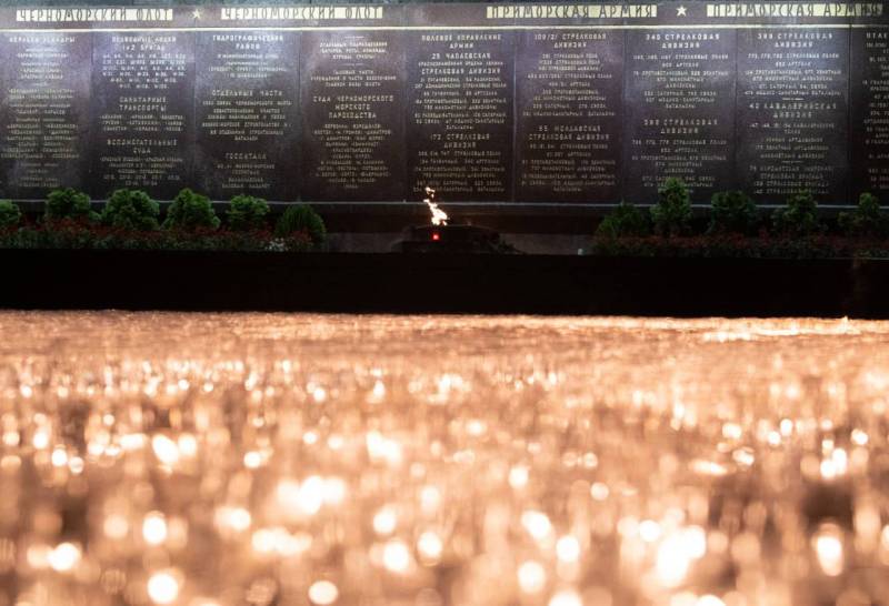 Севастопольцы присоединились к Всероссийским акциям «Свеча памяти» и «Огненные картины войны» Севастопольцы присоединились к Всероссийским акциям «Свеча памяти» и «Огненные картины войны»