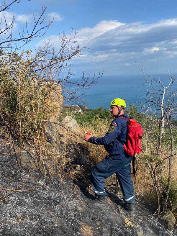 Кадры с места ликвидации пожара в ГО Алушта