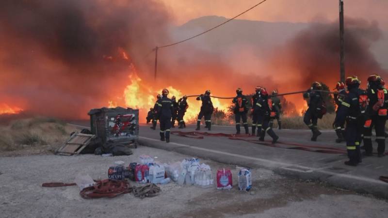 На греческом острове Хиос быстро распространяется лесной пожар