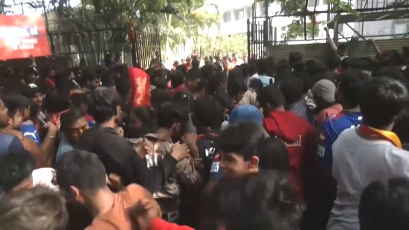 Смертоносная давка у стадиона в Индии: 11 погибших