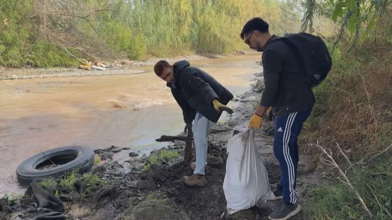 В Чили очищают реку от пластика с помощью пузырьков воздуха