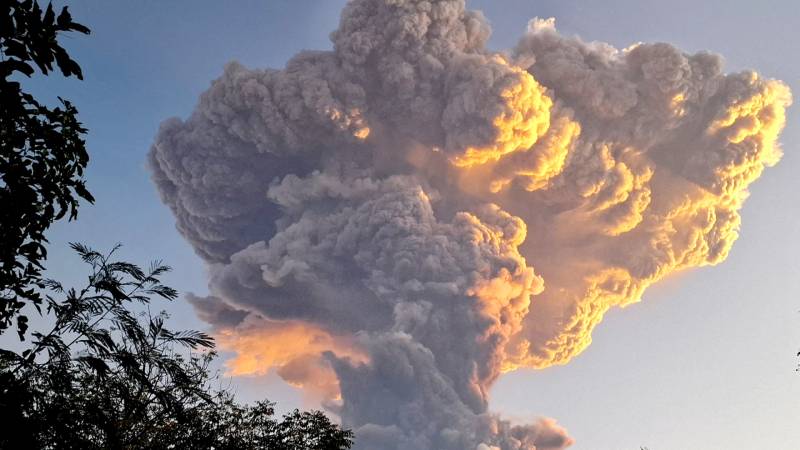 В Индонезии отменяют авиарейсы из-за извержения вулкана Левотоби