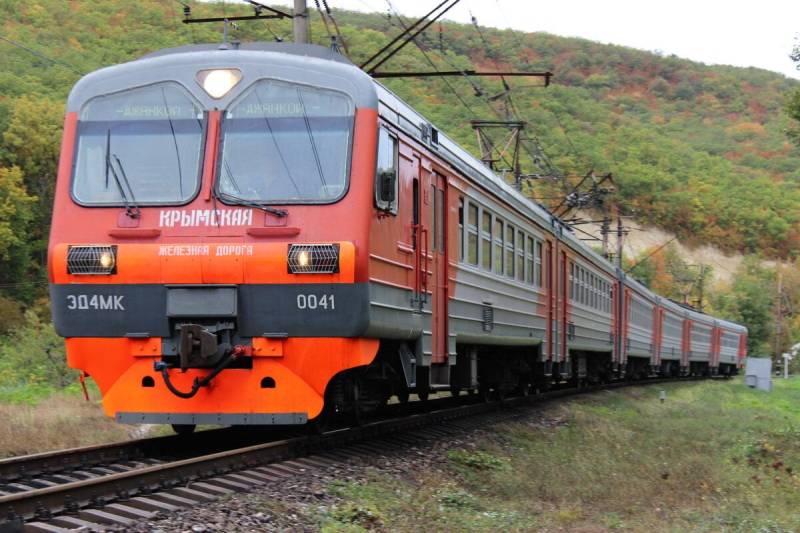 Число задержанных поездов между Крымом и материком сократилось до 12