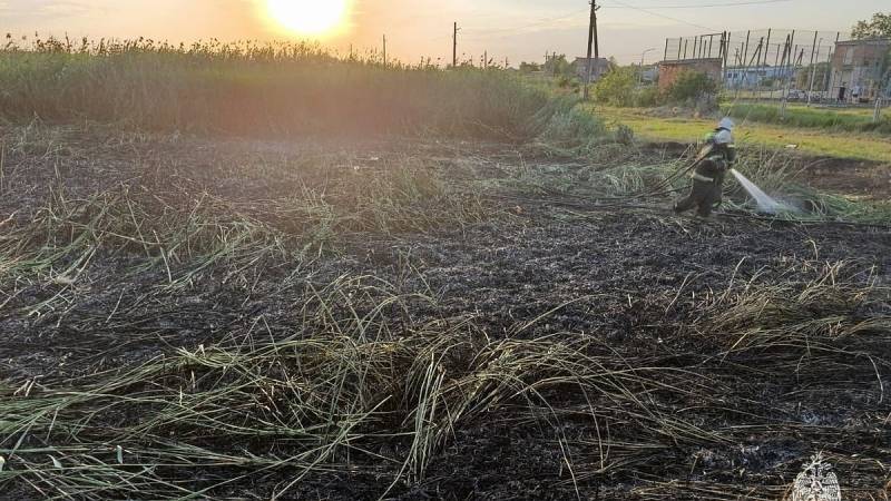 В Ленинском районе горело 150 квадратных метров сухой травы: пожар тушили пять человек