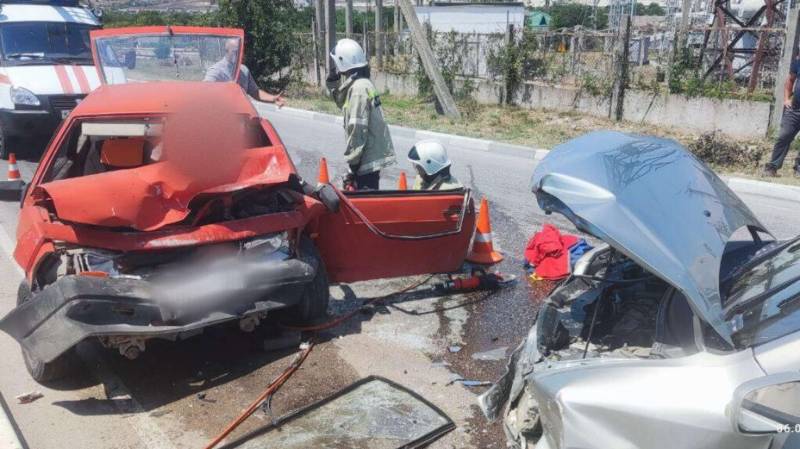При столкновении двух легковушек в Бахчисарае водителя зажало в авто