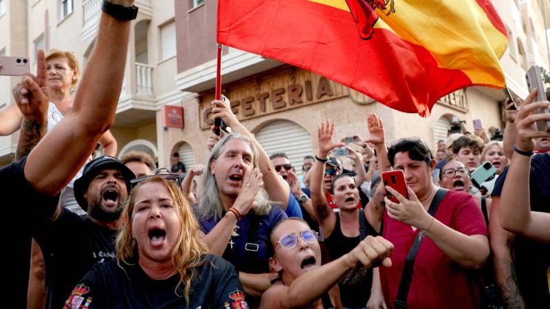 Десятки людей протестуют против нелегальной миграции на юге Испании