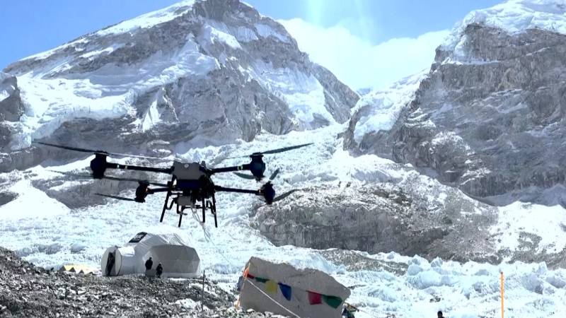 Дроны помогают очистить Эверест от мусора