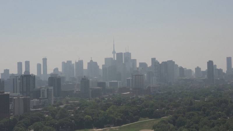 Дым от лесных пожаров в Канаде окутал Торонто и Монреаль