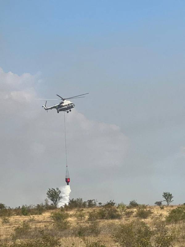 340 человек и три вертолёта тушат пожар в Симферопольском районе