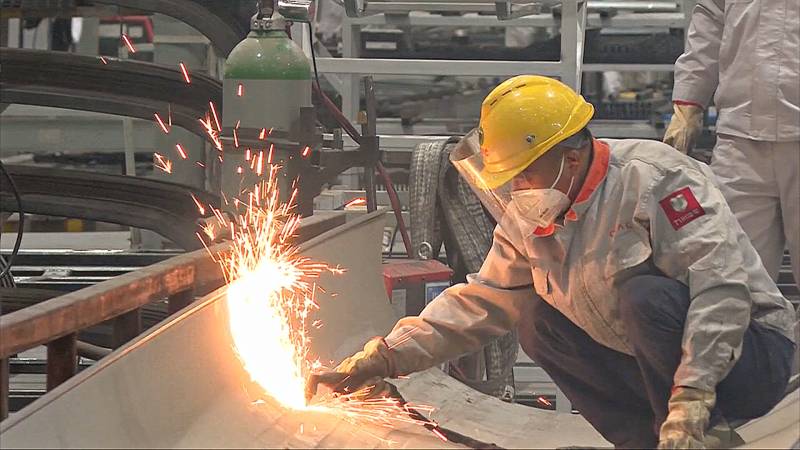 Экономика Китая: спад в производстве, подъём в розничных продажах