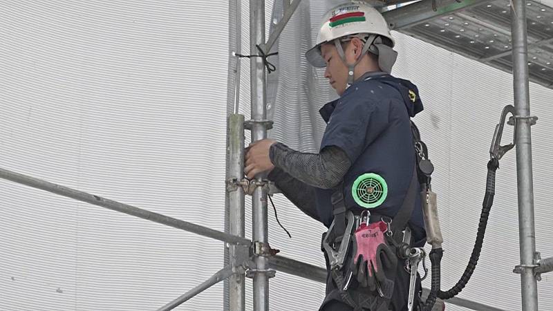 Японские строители носят в жару куртки с вентиляторами