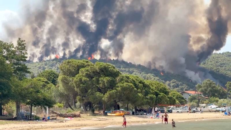 Лесные пожары бушуют рядом с курортами в Турции и на Крите