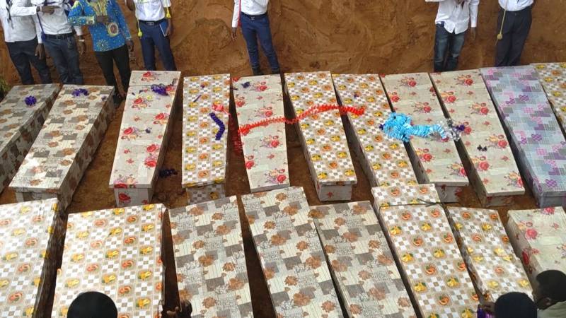 На востоке ДР Конго хоронят жертв нападения на церковь