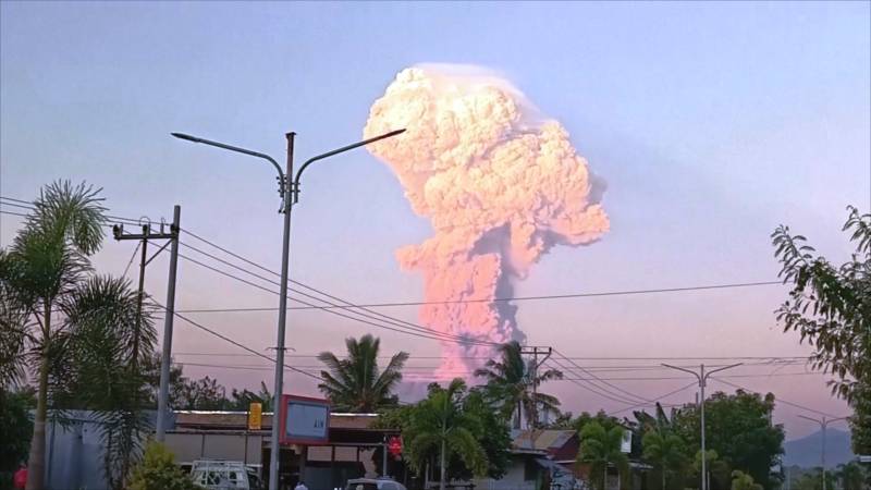 Новое извержение вулкана Левотоби Лаки-лаки произошло в Индонезии