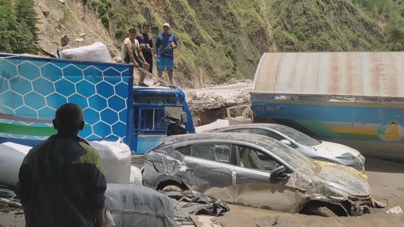 Смыло людей и мост Дружбы: наводнение в Непале на границе с Китаем