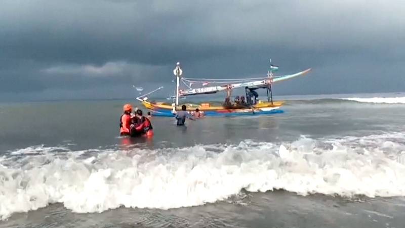 У Бали затонул паром: десятки пропавших без вести