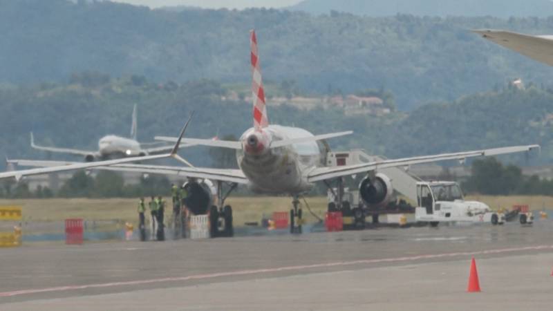 В аэропорту Бергамо в Италии мужчину засосало в двигатель самолёта