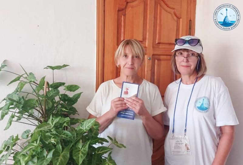 К вам идёт «ИнформУИК». Прямо сейчас члены участковых избирательных комиссий рассказывают севастопольцам о предстоящих выборах и формах голосования! Обходчики не собирают личные данные, не задают лишних вопросов и не...