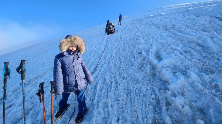 «Мама, я на Эльбрусе»: 7-летний мальчик установил мировой рекорд, покорив вершину
