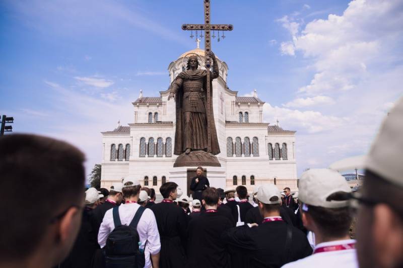 Семинаристы со всей страны создали 15 просветительских проектов для молодежи на форуме «Истоки» в Севастополе Семинаристы со всей страны создали 15 просветительских проектов для молодежи на форуме «Истоки» в Севастополе