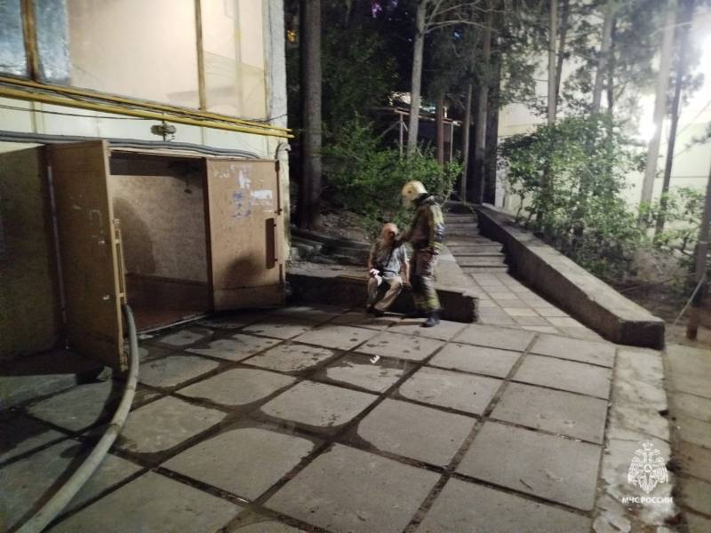 Огнеборцы МЧС России спасли человека на пожаре в Ялте