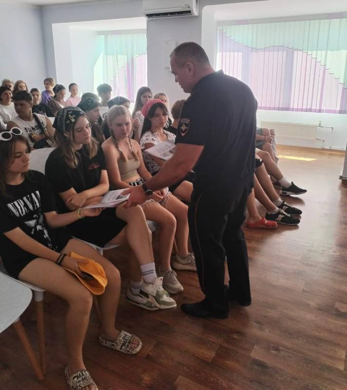 Крымские транспортные полицейские провели для детей «Урок БЕЗопасности» в детском оздоровительном центре «Алые паруса»