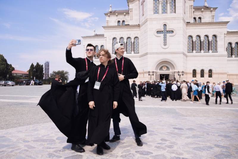 Семинаристы со всей страны создали 15 просветительских проектов для молодежи на форуме «Истоки» в Севастополе Семинаристы со всей страны создали 15 просветительских проектов для молодежи на форуме «Истоки» в Севастополе