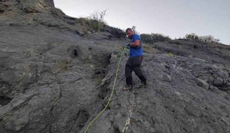 Спасатели эвакуировали мужчину, который травмировался в районе мыса Капчик ГО Судак