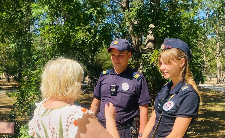 Сотрудники сакской полиции учат граждан распознавать схемы мошенничеств