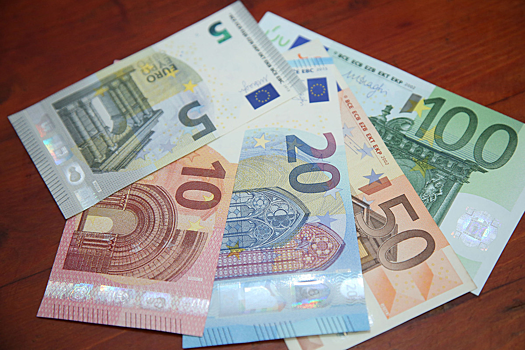 Названы причины, по которым рубль слабеет к евро, укрепляясь к доллару