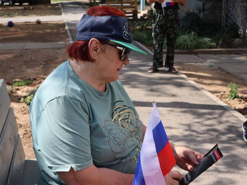 В Джанкое полицейские и активисты Молодежного совета провели акцию против дистанционного мошенничества