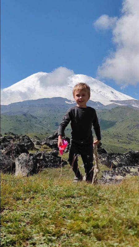 «Мама, я на Эльбрусе»: 7-летний мальчик установил мировой рекорд, покорив вершину