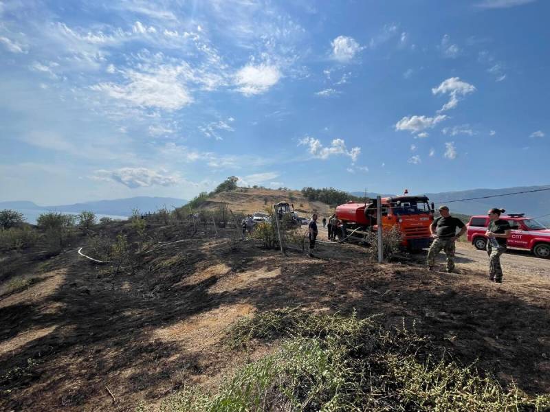 В Алуште потушили природный пожар В Алуште потушили природный пожар