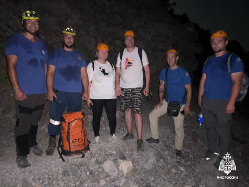 Спасатели МЧС России оказали помощь туристам в ГО Судак