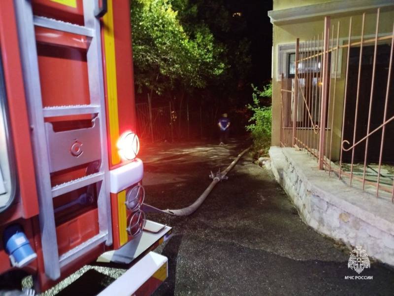 Огнеборцы МЧС России спасли человека на пожаре в Ялте