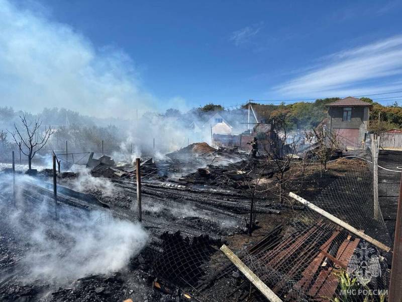 В Севастополе потушили пожар в СНТ