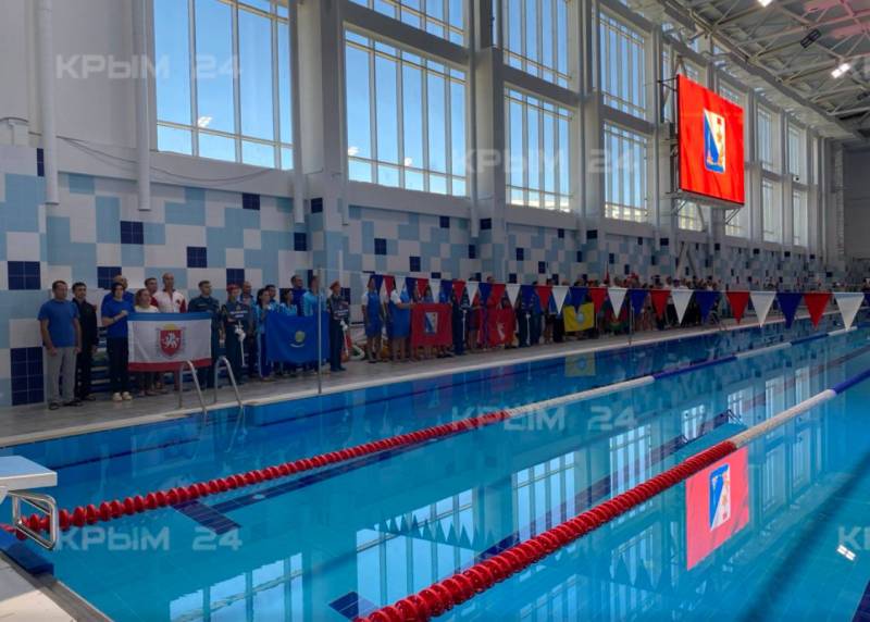 Соревнования по плаванию среди сотрудников МЧС России Южного федерального округа проходят в Севастополе