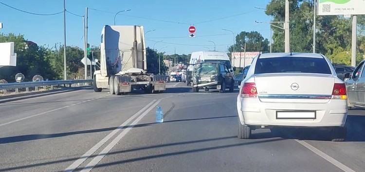 На въезде в Симферополь грузовик столкнулся с «Нивой»