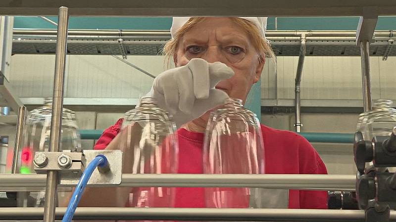 Бутылки из отходов: немецкий завод стремится сократить объёмы выброшенного пластика