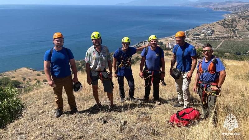 Спасатели МЧС России оказали помощь туристам в ГО Судак