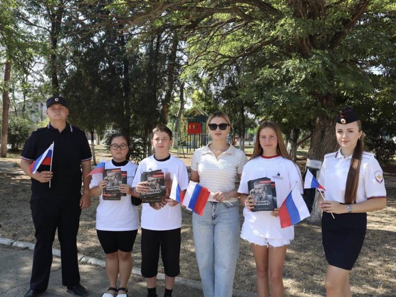 В Джанкое полицейские и активисты Молодежного совета провели акцию против дистанционного мошенничества
