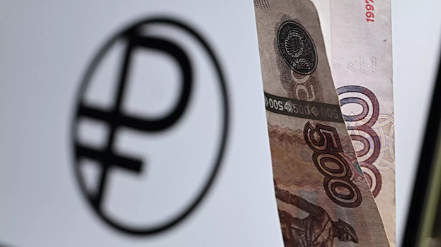 Рубль на Мосбирже в августе ослаб по отношению к юаню на 1,42%