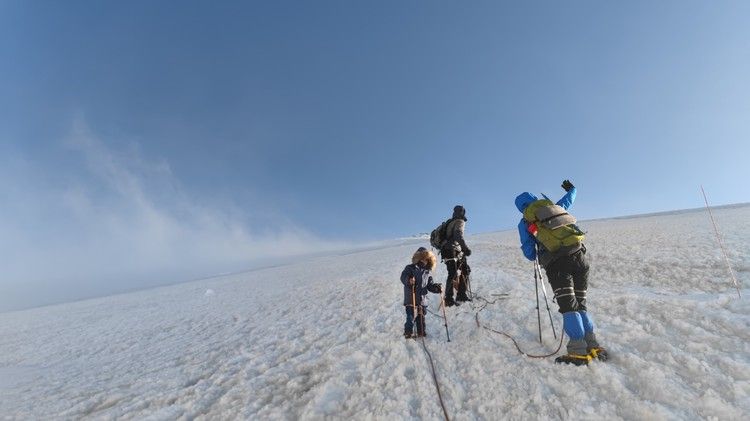 «Мама, я на Эльбрусе»: 7-летний мальчик установил мировой рекорд, покорив вершину