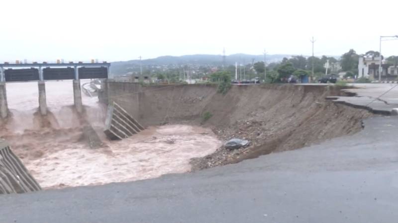 Оползень сошёл на паломников в Индии: десятки жертв