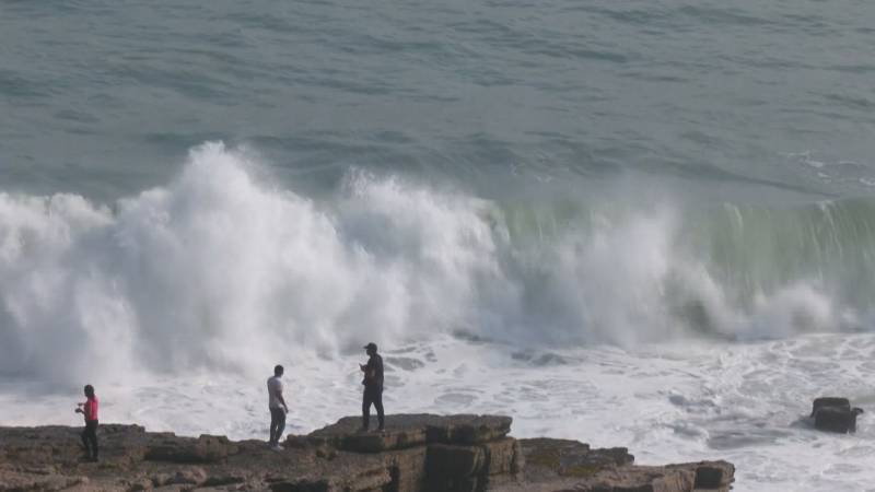 Закрыли более 100 портов: на Перу обрушились аномальные волны