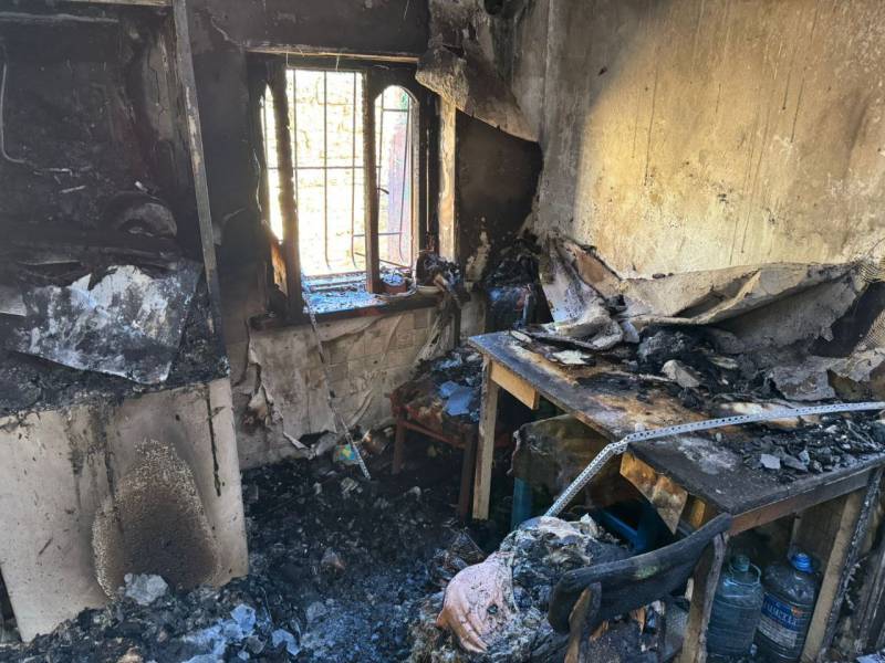 Следователи работают на месте пожара в городе Саки, где погибли две женщины